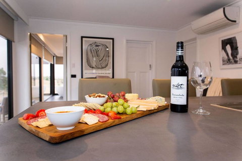 Belisi Farmstay Cottage - E Caravan Parks 8