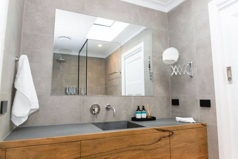 Belisi Farmstay Cottage - E Caravan Parks 17