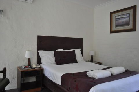 Albury Burvale Motor Inn - E Caravan Parks 12