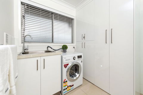 Sleeping In Style - Central & Sophisticated - E Caravan Parks 2