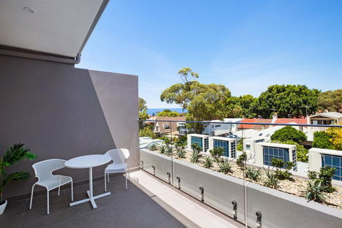 Bondi Beach Studio Penthouse Suite + Balcony - E Caravan Parks 2