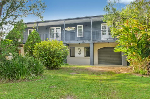 BONNY BEACH HOUSE - Holiday Accomodation With Pool - E Caravan Parks 0