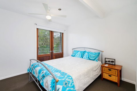 BONNY BEACH HOUSE - Holiday Accomodation With Pool - E Caravan Parks 2