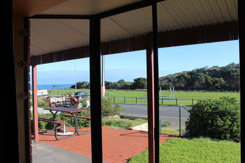 Bott's Beach Retreat - E Caravan Parks 0