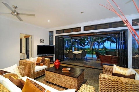 Bramston Beach - Luxury Holiday House - E Caravan Parks 1
