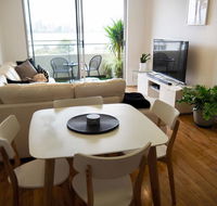 Breathtaking River  City Views Free Parking  WiFi - E Caravan Parks