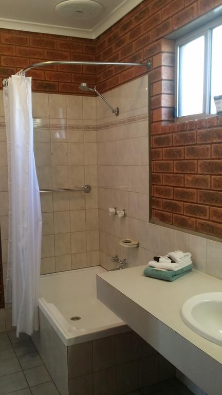 Bridge Motor Inn Tocumwal - E Caravan Parks 1