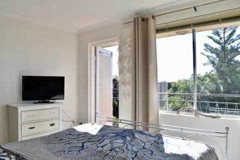 BRIGHT And Airy TOP FLOOR Apartment With FAB Views - E Caravan Parks 1
