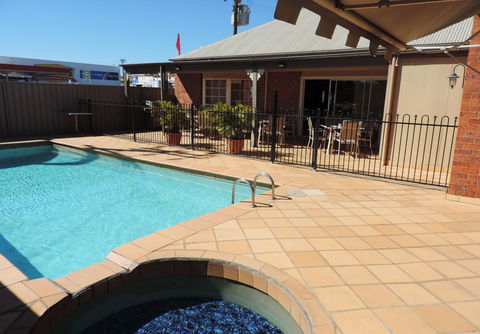 Burke & Wills Mt Isa - E Caravan Parks 0