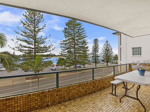 Caesars Palace 4 - E Caravan Parks 0
