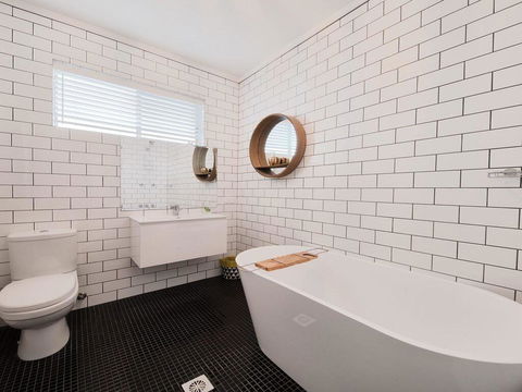 Callala Dreaming - Mid Century Beach House - E Caravan Parks 1