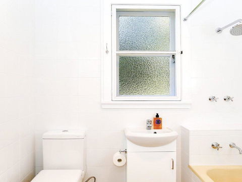 Canary Cottage - Fresh, Clean, Simple & Comfortable - E Caravan Parks 3