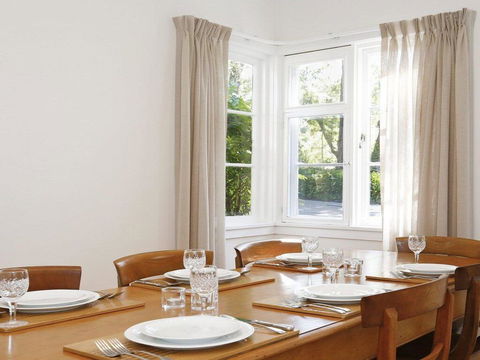 Canary Cottage - Fresh, Clean, Simple & Comfortable - E Caravan Parks 1