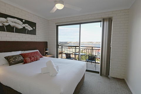Capri Apartments - E Caravan Parks 2