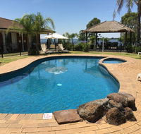 Capricorn Motor Inn - E Caravan Parks