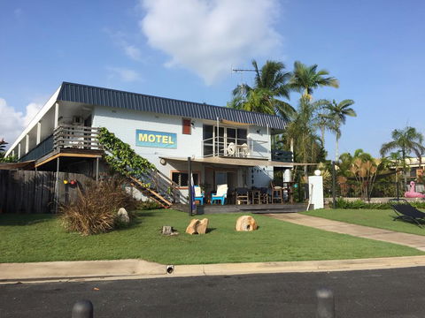 Cardwell Beachfront Motel - E Caravan Parks 0