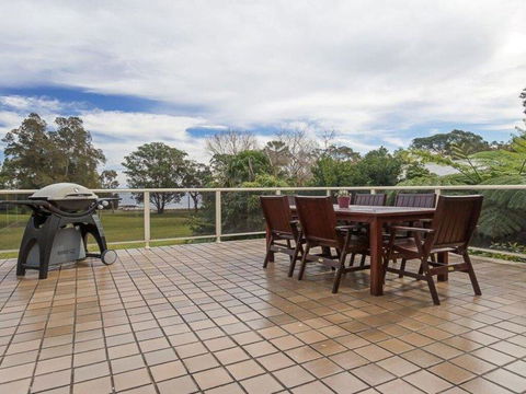 Castaways' 36 Cromarty Road - Beachfront House - E Caravan Parks 0