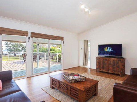Castaways' 36 Cromarty Road - Beachfront House - E Caravan Parks 3