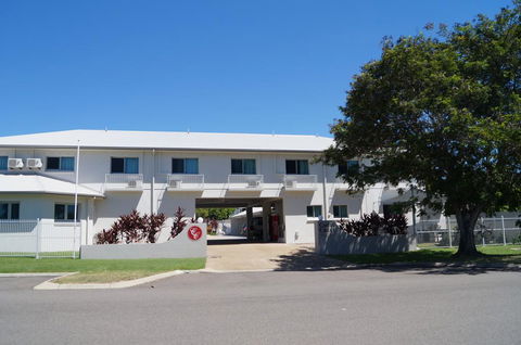 Castle Crest Motel - E Caravan Parks 0