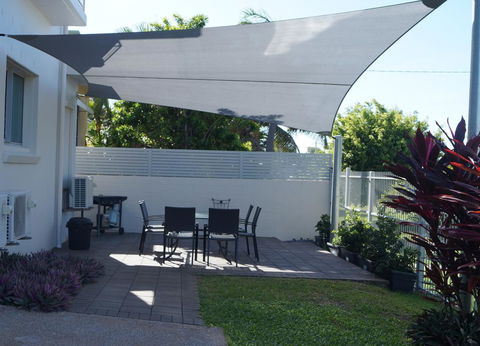 Castle Crest Motel - E Caravan Parks 1