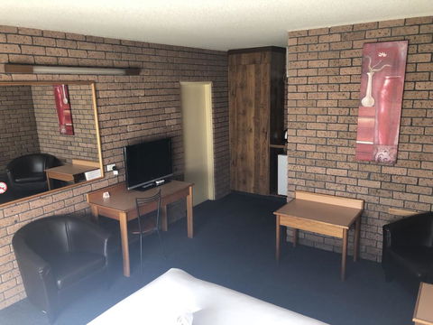 Cessnock Vintage Motor Inn - E Caravan Parks 2