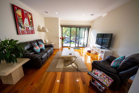 Champagne Stays Apartment - E Caravan Parks 1