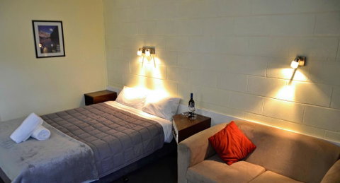 Charles Sturt Motor Inn - E Caravan Parks 0