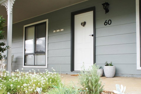 Charlottes Honor - River & Golf Cottage - E Caravan Parks 0