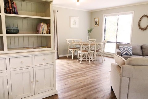 Charlottes Honor - River & Golf Cottage - E Caravan Parks 3