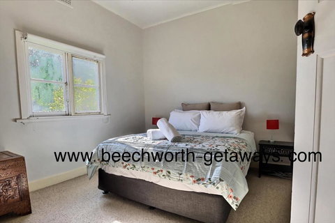 Cherry Blossom Cottage - Beechworth-Getaways - E Caravan Parks 3