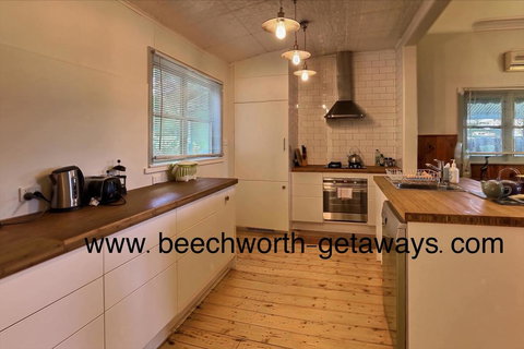 Cherry Blossom Cottage - Beechworth-Getaways - E Caravan Parks 1