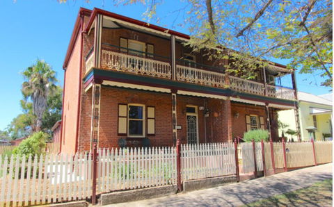 Classic Old Style House - E Caravan Parks 0