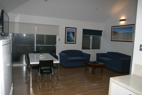 Clearwater Motel Apartments - E Caravan Parks 3
