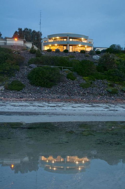 Cliff House Beachfront Villas - E Caravan Parks 3