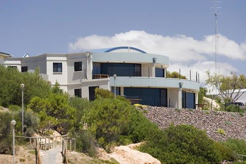 Cliff House Beachfront Villas - E Caravan Parks 2