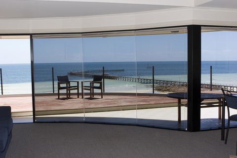 Cliff House Beachfront Villas - E Caravan Parks 1