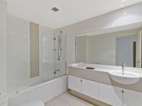 Coast Luxury Apartment 3 - E Caravan Parks 1