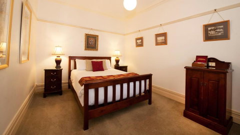 Cobb & Co Court Boutique Hotel - E Caravan Parks 3
