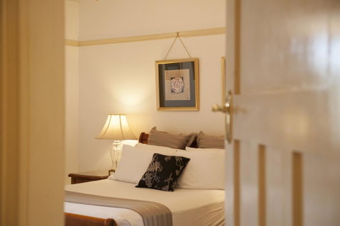 Cobb & Co Court Boutique Hotel - E Caravan Parks 0