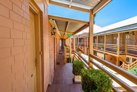 Cobb & Co Court Boutique Hotel - E Caravan Parks 1