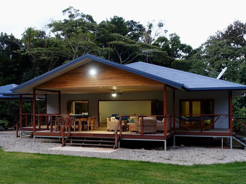 Coconut Beach House - E Caravan Parks 0