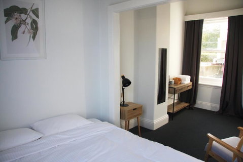 College Lawn Hotel - E Caravan Parks 2