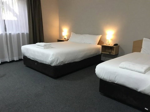 Colonial Motel Richmond - E Caravan Parks 2