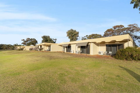 Comfort Inn & Suites Riverland - E Caravan Parks 3