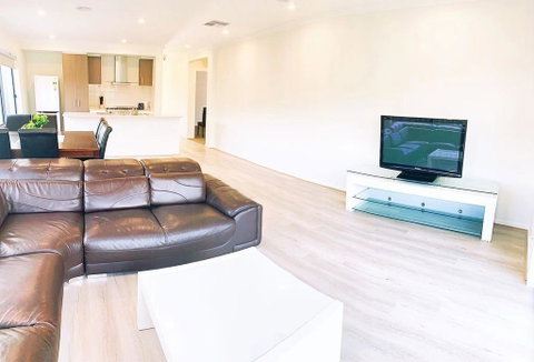 Comfortable 4BR 2Bath House Tarneit Melbourne - E Caravan Parks 2