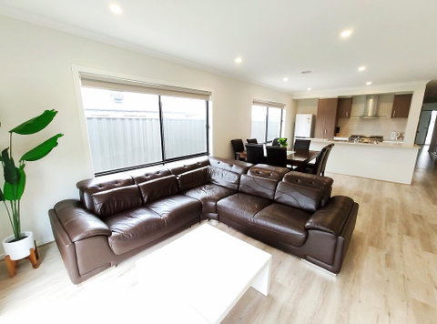 Comfortable 4BR 2Bath House Tarneit Melbourne - E Caravan Parks 0