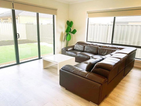 Comfortable 4BR 2Bath House Tarneit Melbourne - E Caravan Parks 1
