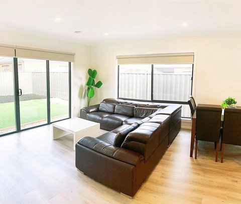 Comfortable 4BR 2Bath House Tarneit Melbourne - E Caravan Parks 3