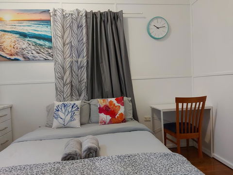 Comfortable Guest Room Closes To Emerald CBD - E Caravan Parks 0