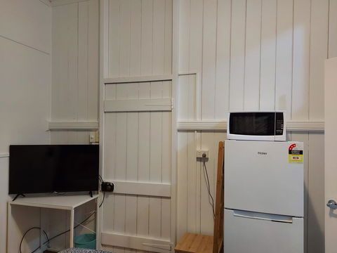 Comfortable Guest Room Closes To Emerald CBD - E Caravan Parks 3